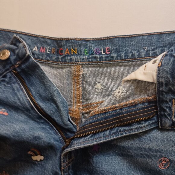 American Eagle Relaxed Medium Wash Embroidered Frayed Shorts Women’s Size 12 - Picture 4 of 16